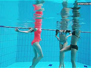 trio naked chicks have fun underwater