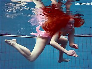 redhead Simonna flashing her body underwater